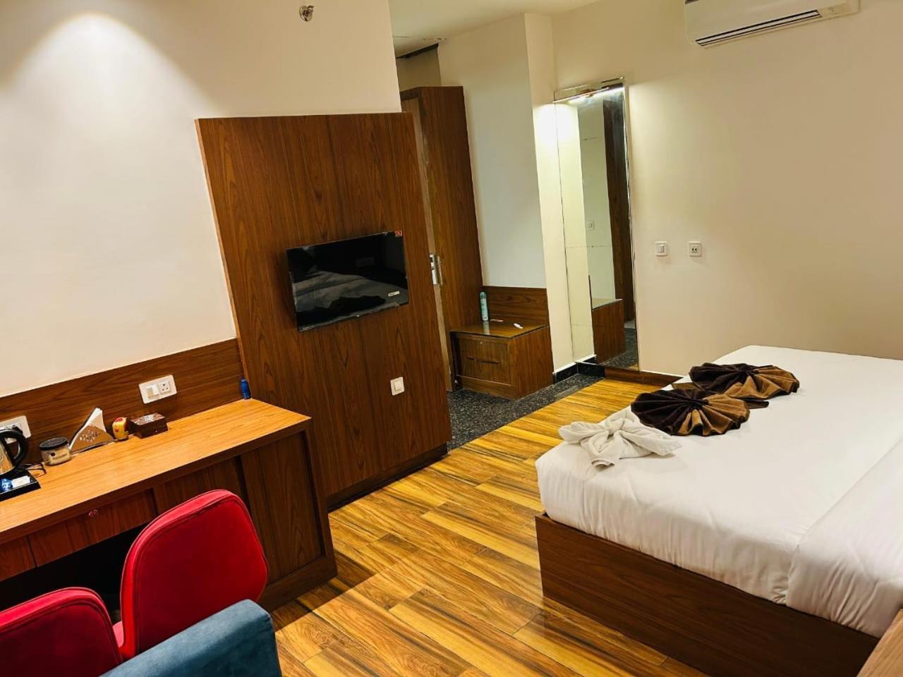 Hotel Swarn Bhoomi Канпур Экстерьер фото